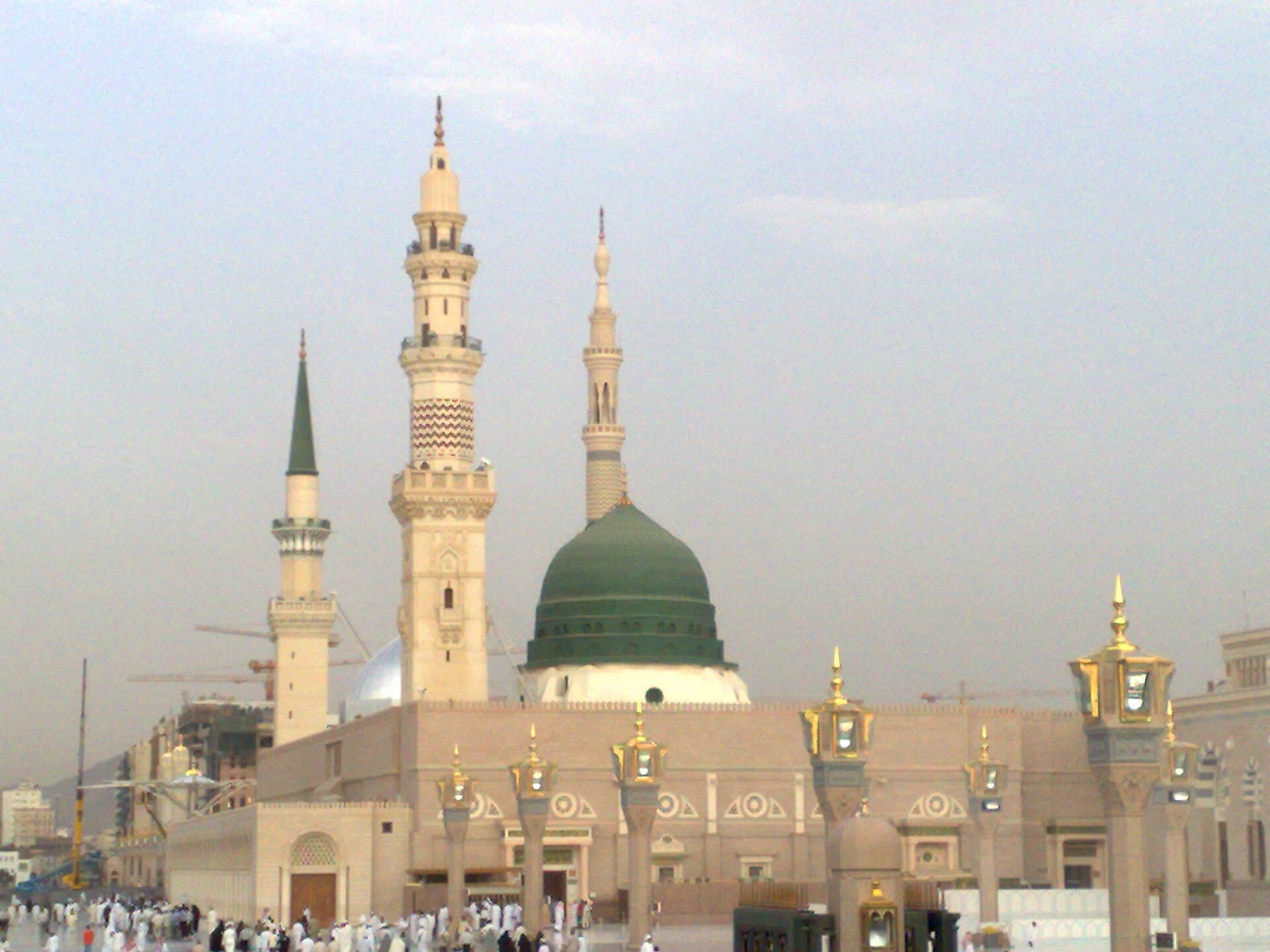 De groene koepel van de Masjid an-Nabawi